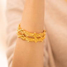 Cargar imagen en el visor de la galería, Brazalete Dorado De Flores
