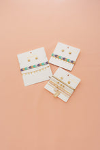 Cargar imagen en el visor de la galería, Set Pulseras Con Dijes Variados + Aretes
