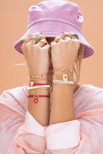 Cargar imagen en el visor de la galería, Set Pulseras Con Dijes de Corazón + Aretes
