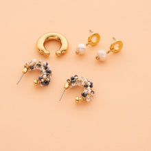 Cargar imagen en el visor de la galería, Set De Aretes 1 Par De Candongas Tejidas + 1 Par De Topos Y 1 Earcuff
