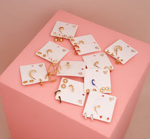 Cargar imagen en el visor de la galería, Set De 1 Par De Candongas 1 Par De Topos y 1 Earcuff
