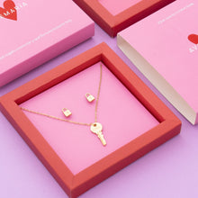 Cargar imagen en el visor de la galería, Collar Dije De Llave + Aretes + Caja Especial
