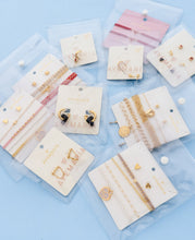 Cargar imagen en el visor de la galería, Set X4 Pulseras Dijes Medalla Corazón + Aretes
