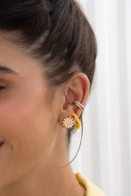 Cargar imagen en el visor de la galería, Set De 1 Par De Candongas + 1 Par De Topos y 2 Earcuff
