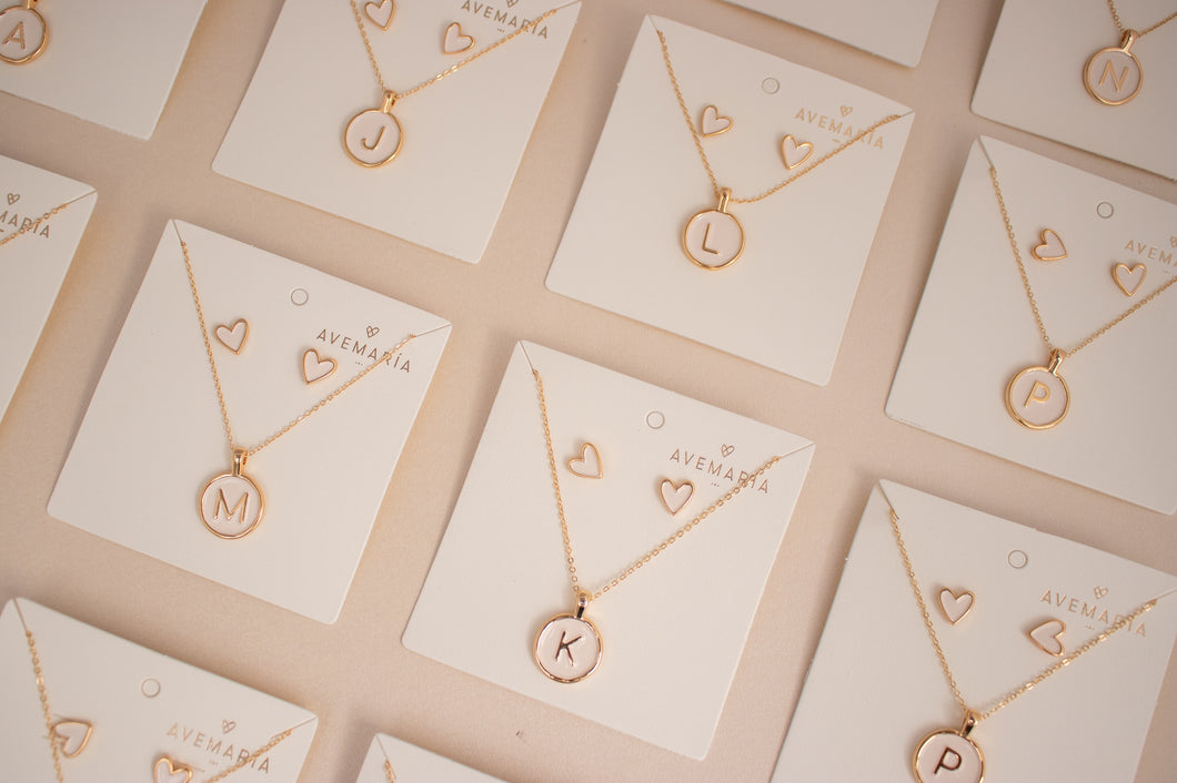 SET CADENA + ARETES LETRA BLANCA