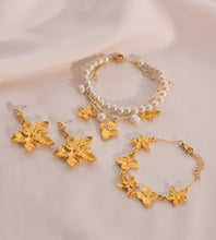 Cargar imagen en el visor de la galería, Pulsera Con Dijes De Flores
