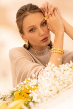 Cargar imagen en el visor de la galería, Brazalete Dorado De Flores
