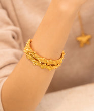 Cargar imagen en el visor de la galería, Brazalete Dorado De Flores
