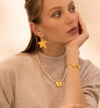 Cargar imagen en el visor de la galería, Collar De Perlas Con Dije De Mariposa
