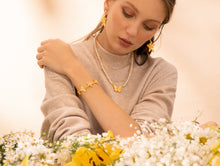 Cargar imagen en el visor de la galería, Collar De Perlas Con Dije De Mariposa
