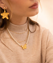Cargar imagen en el visor de la galería, Collar De Perlas Con Dije De Mariposa
