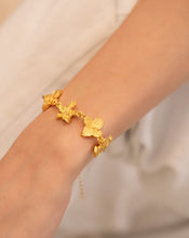 Cargar imagen en el visor de la galería, Pulsera Con Dijes De Flores
