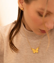 Cargar imagen en el visor de la galería, Collar Con Dije De Mariposa
